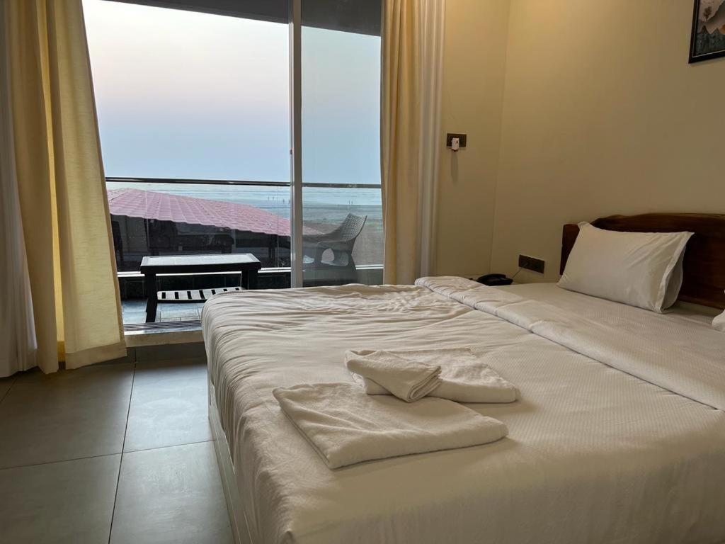 Coastal Bay Beach Resort Harnai Exterior foto